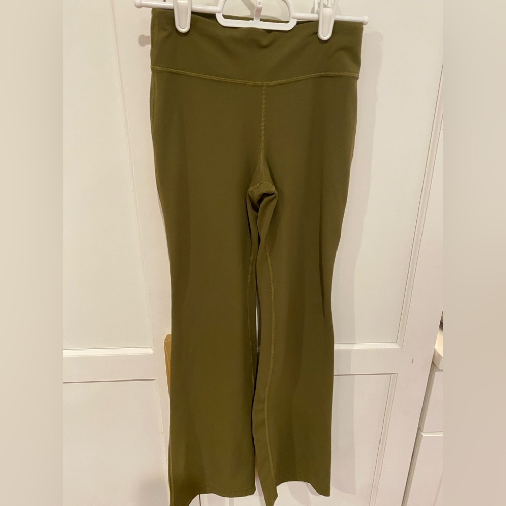 Athleta Girls High Rise Chit Chat Flare Pants, size m (8-10), Olive Green